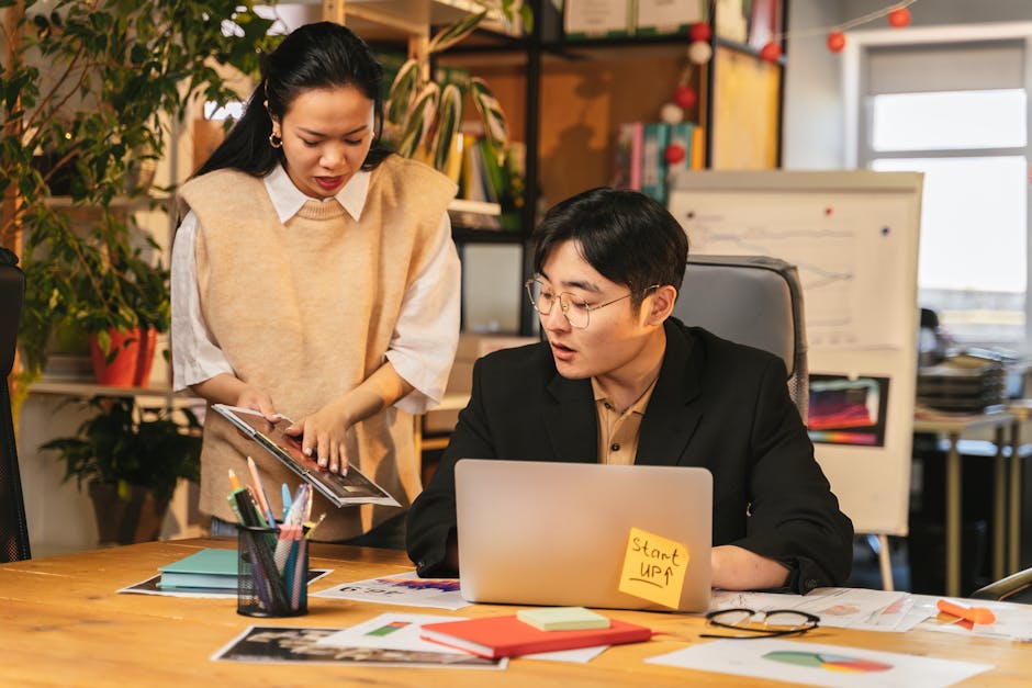 Echipă de ingineri analizând planuri CAD într-un birou corporatist